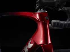 Trek Domane SL 5 Rage Red/Deep Dark Blue Fade 18 Trek Domane SL 5 Rage Red/Deep Dark Blue Fade -Promos Vélos Magasin DomaneSL5 22 35298 B Alt4