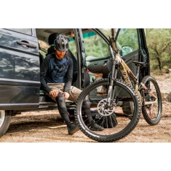 Genouillères Fox Enduro Pro Knee Guard 14 Genouillères Fox Enduro Pro Knee Guard -Promos Vélos Magasin genouilleres fox enduro pro knee guard 1 4